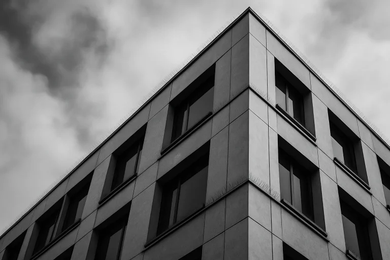 Façade d'un bâtiment moderne avec dispositifs anti-pigeons intégrés.